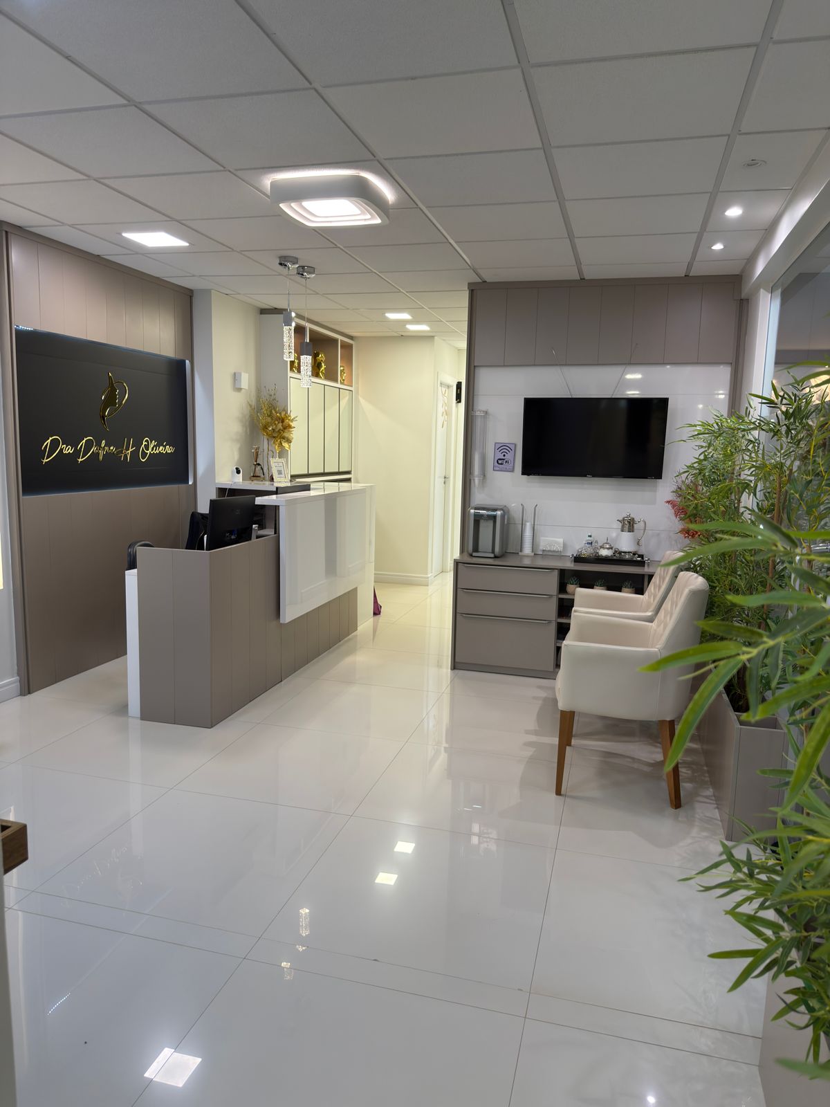 Recepção elegante do consultório com ambiente climatizado e acolhedor